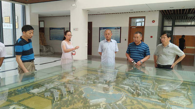 00000参观上海海洋大学校园规划沙盘.jpg
