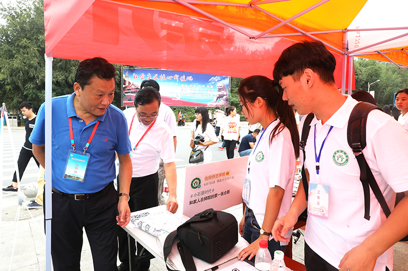 000张力指导大学生记者团迎新点.jpg 000张力指导大学生记者团迎新点.jpg