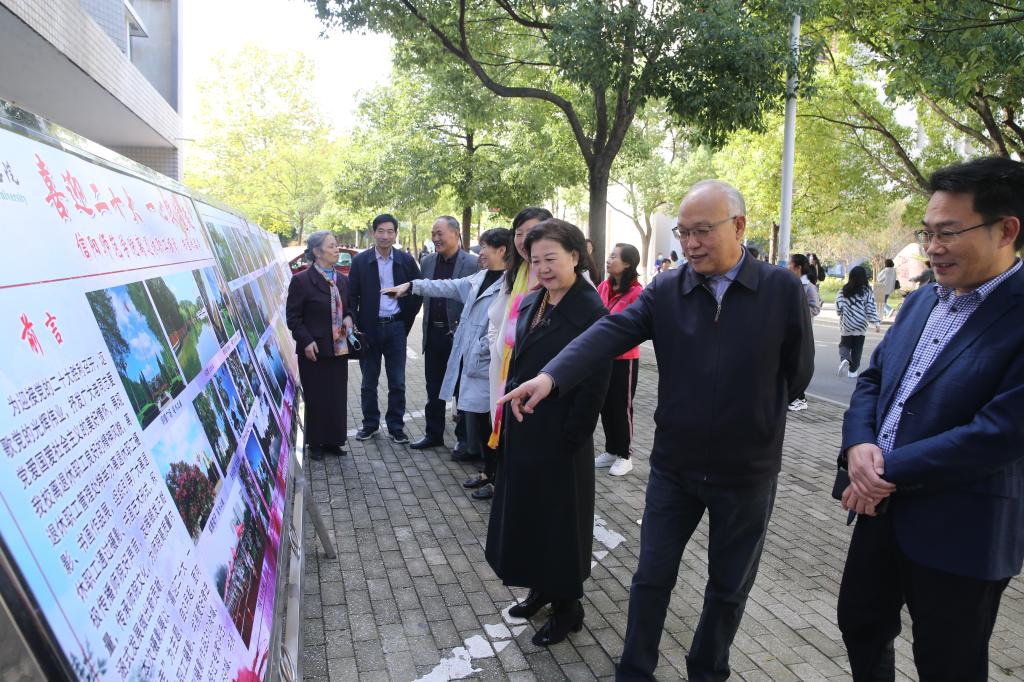 离退处举办“喜迎二十大·一心跟党走”摄影书画作品展