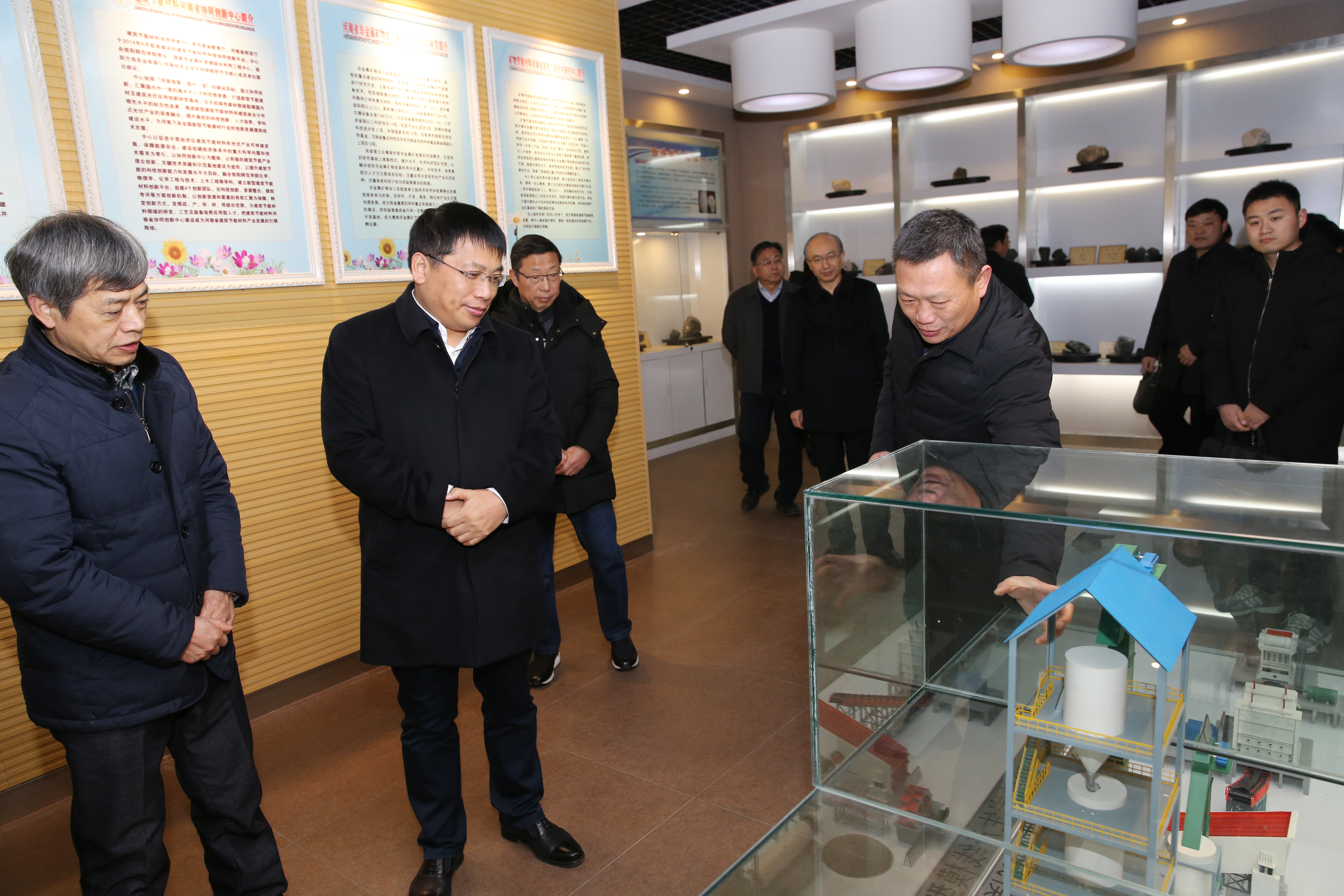 信阳市委副书记,市委统战部部长王新会来我校调研指导工作