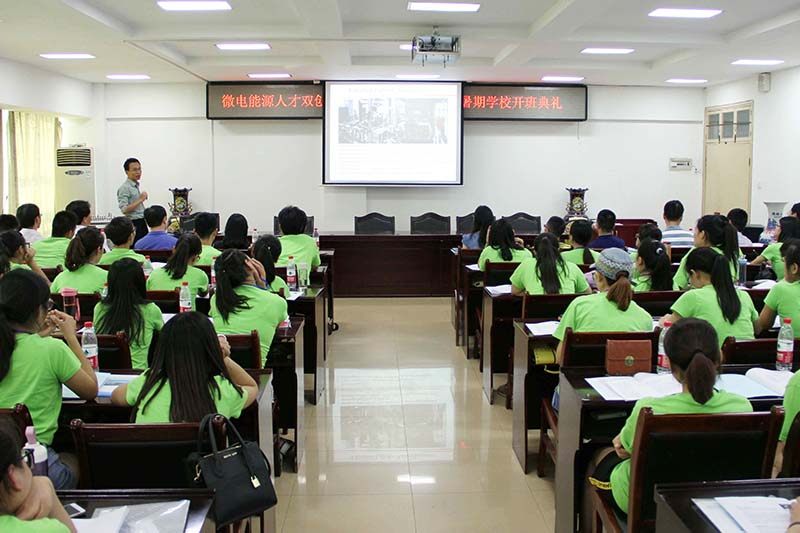 0004-刘新风作学科前沿讲座.jpg