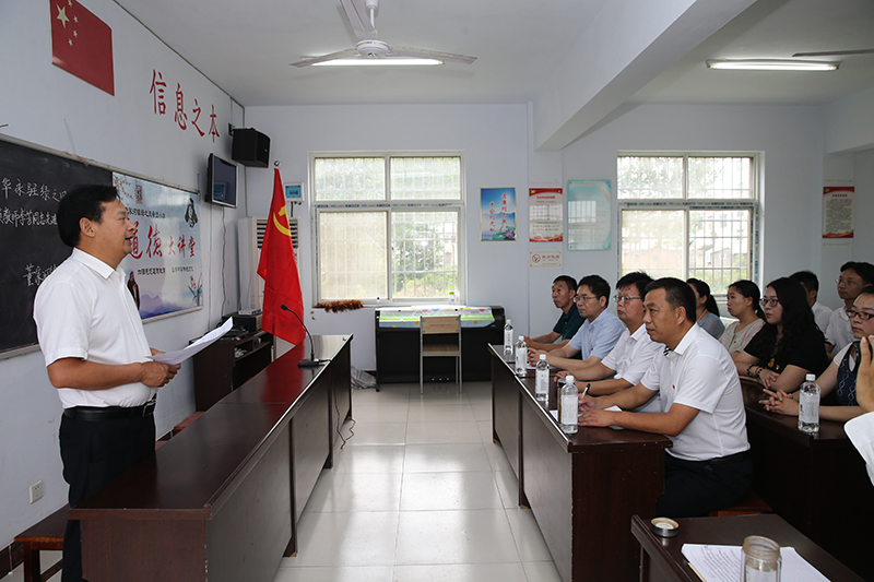 AT8V726999.jpg AT8V726999.jpg