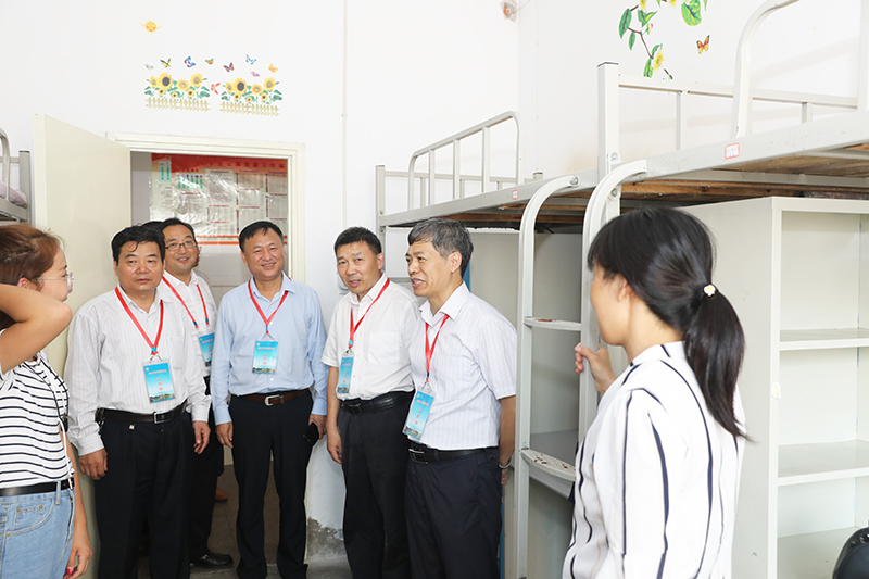 0000李俊一行看望入住新生.jpg