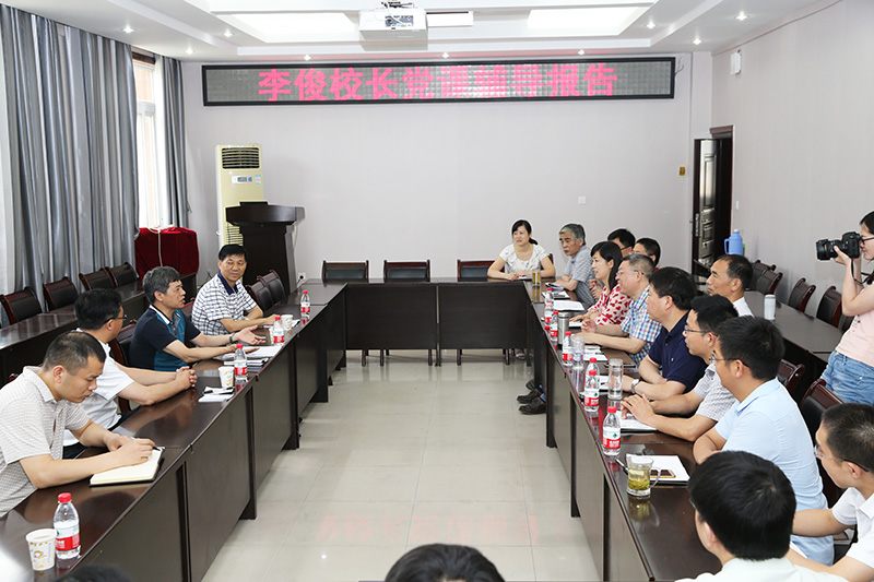 AT8V9182.jpg