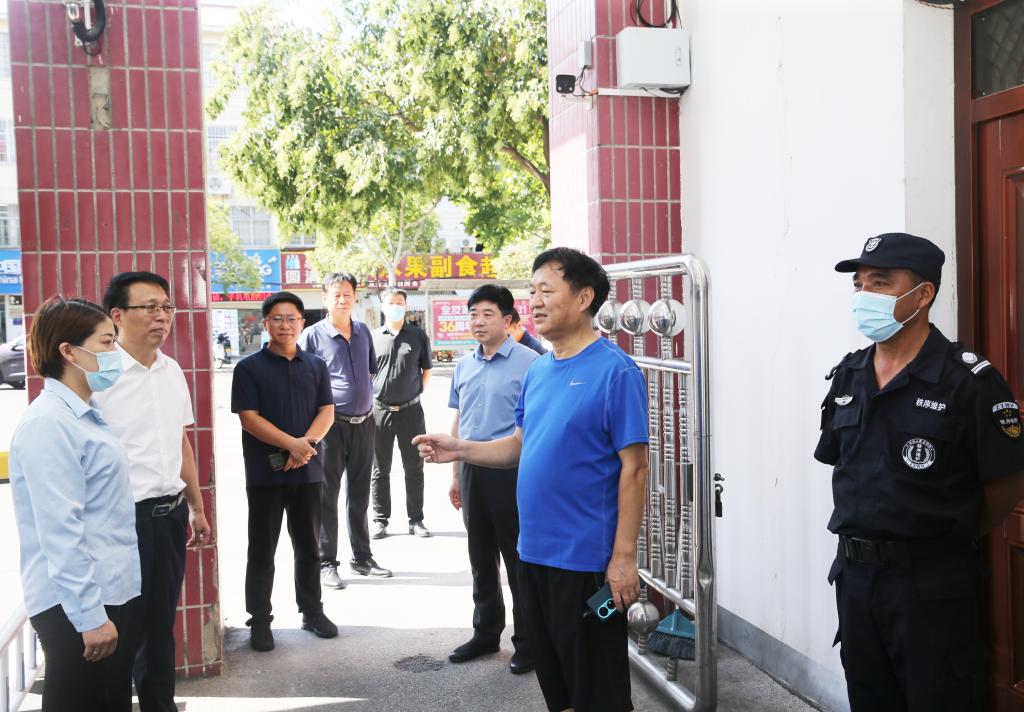 校领导检查开学前校园安全工作